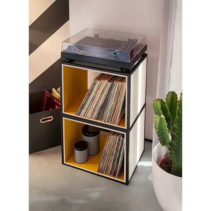 Regalux Regalwürfel - 45,6 x 35 x 39 cm, Nadelholz - Nahaufnahme eines Plattenspielers auf einem schwarzen und weißen Plattenregal mit gelben Akzenten, gefüllt mit Schallplatten.
