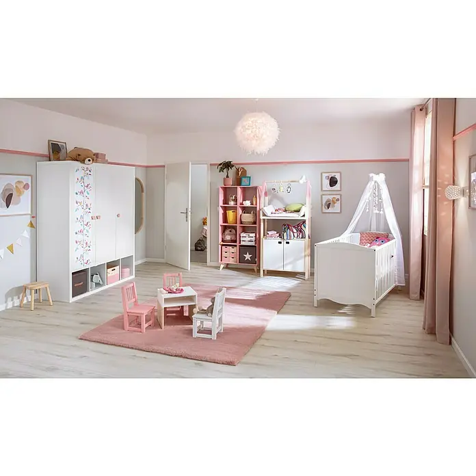 Fellteppich Happy - Rosa, 170 x 120 cm, 100 % Polyester (Flor) - Ein helles Kinderzimmer mit weißen Möbeln, darunter ein Kinderbett, ein Schrank und ein Tisch mit Stühlen, alles auf einem rosa Teppich.