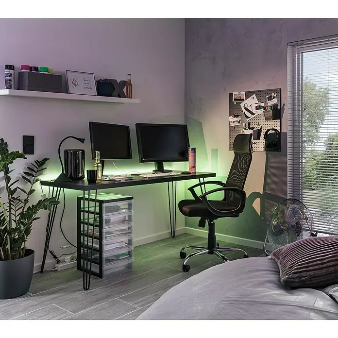 Wagner System Möbelfuß Hairpinlegs - Stahl, Höhe: 71 cm, Schwarz - Ein moderner Arbeitsplatz mit einem schwarzen Schreibtisch, zwei Monitoren und grüner LED-Beleuchtung, der eine stilvolle und produktive Atmosphäre schafft.