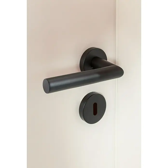 Diamond Doors Modern Drückergarnitur L-Form - Stärke Tür: 38 mm - 45 mm, Edelstahl, L-Form, Buntbart - Nahaufnahme einer eleganten, mattschwarzen Türklinke und eines Schlüssellochs auf einer weißen Tür, die modernes Design und Funktionalität vereint.