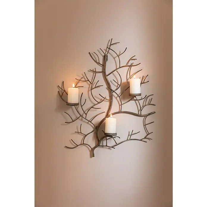 Stumpenkerze Safe - Ø x H: 6 x 8 cm, Wollweiß - Wandleuchter mit Baumdesign und drei Kerzenhaltern, die warmes Licht verbreiten und eine gemütliche Atmosphäre schaffen.