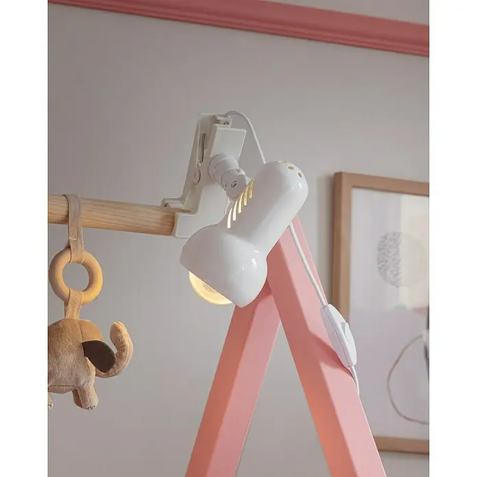 Eglo Klemmleuchte Manhatten - 60 W, Farbe Gehäuse: Weiß - Eine weiße Klemmlampe ist an einem hölzernen Spielbogen befestigt und beleuchtet eine sanfte Atmosphäre für Babys.