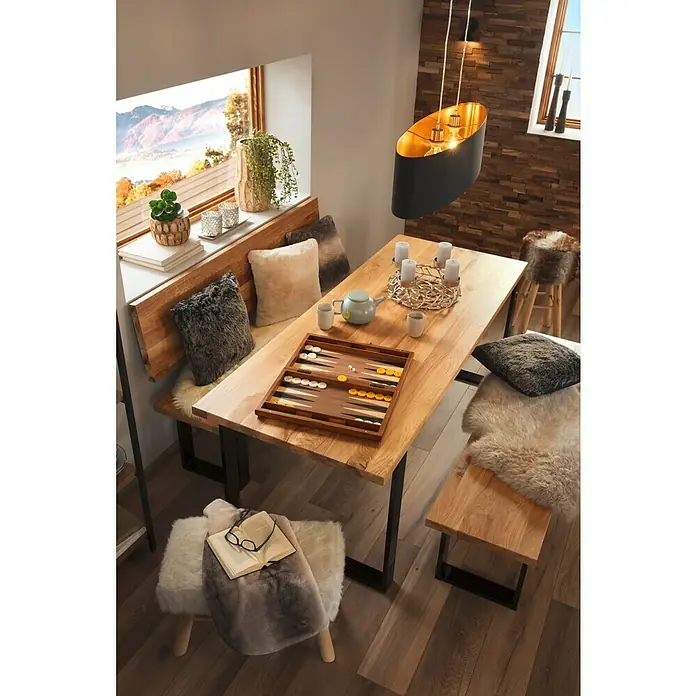 Lammfell - Beige, Länge: 90 cm, 100 % Echtfell - Ein einladender Essbereich mit einem Holztisch, Backgammon-Spiel, einer gemütlichen Bank und dekorativer Beleuchtung für stilvolles Wohnen.