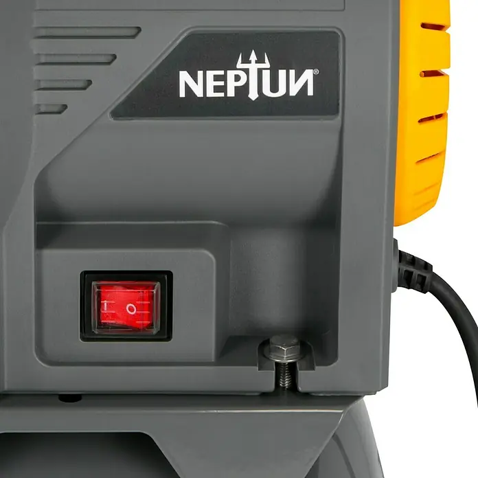 Neptun Hauswasserwerk NHW-E 105 - 1.050 W, Max. Fördermenge: 4.500 l/h, Max. Druck: 4,8 bar - Nahaufnahme eines grauen Neptun-Produktes mit rotem Schalter und gelben Akzenten, das die Details und das Design des Artikels hervorhebt.