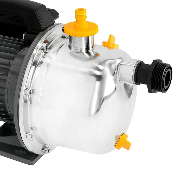Neptun Gartenpumpe NGP-E 100 SET - 1.000 W, Max. Fördermenge: 4.600 l/h - Nahaufnahme einer silbernen Gartenpumpe mit gelben Anschlüssen. Die Pumpe ist modern und für den Einsatz im Freien konzipiert.