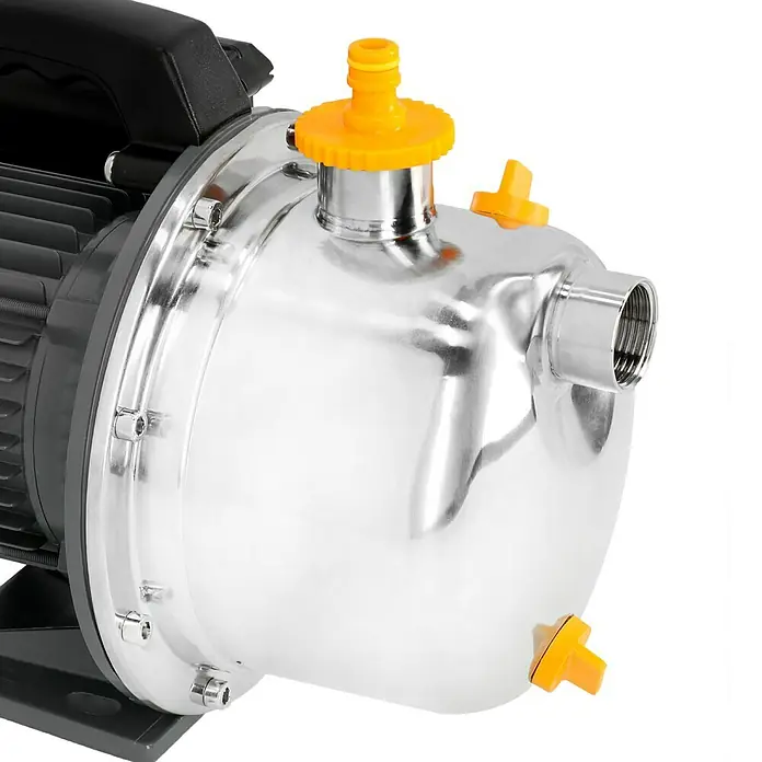 Neptun Gartenpumpe NGP-E 100 SET - 1.000 W, Max. Fördermenge: 4.600 l/h - Nahaufnahme einer silbernen Wasserpumpe mit gelben Anschlüssen und schwarzem Griff, ideal für Gartenbewässerung und Wasserförderung.
