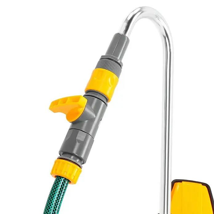 Neptun Regenfasspumpe NRP-E 40400 W, Max. Fördermenge: 4.200 l/h - Nahaufnahme einer Wasserhahnbefestigung mit gelben Akzenten an einem silbernen Gartenbewässerungssystem.