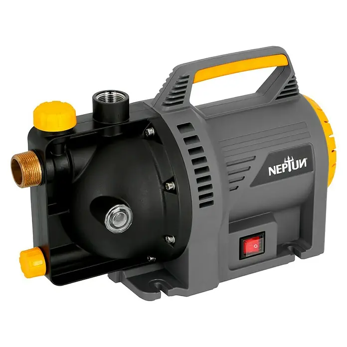 Neptun Bomba de agua para jardín NGP-E 105 - 1.050 W, Capacidad de bombeo máx.: 4.500 l/h, Altura de aspiración máx.: 8 m - Primer plano de una bomba de jardín gris Neptun con detalles amarillos, aislada sobre un fondo negro.