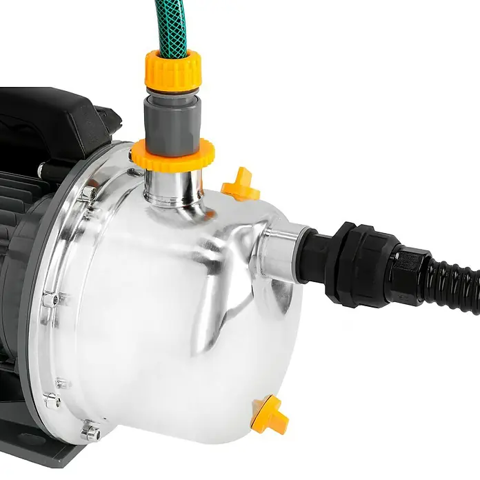 Neptun Gartenpumpe NGP-E 100 SET - 1.000 W, Max. Fördermenge: 4.600 l/h - Eine Nahaufnahme einer Hauswasserpumpe mit einem grünen Schlauchanschluss.