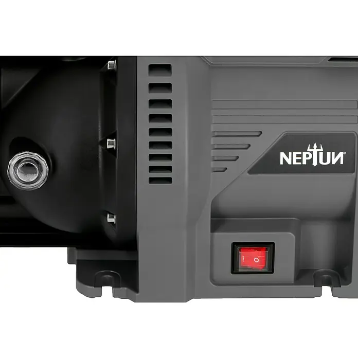 Neptun Gartenpumpe NGP-E 105 - 1.050 W, Max. Fördermenge: 4.500 l/h - Detailansicht einer grauen NEPTUN-Pumpe mit Netzschalter und Lüftungsschlitzen.