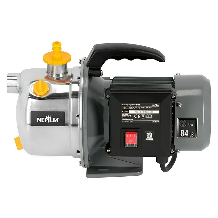 Neptun Gartenpumpe NGP-E 100 SET - 1.000 W, Max. Fördermenge: 4.600 l/h - Abbildung einer Gartenpumpe NGP-E 100 der Marke Neptun. Die Pumpe ist silberfarben mit schwarzen Akzenten und einem gelben Detail.
