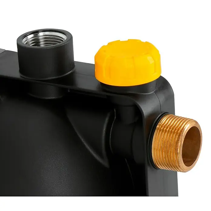 Neptun Gartenpumpe NGP-E 105 - 1.050 W, Max. Fördermenge: 4.500 l/h - Detailaufnahme einer schwarzen Wasserpumpe mit gelbem Deckel und Messinganschluss, ideal für Gartenbewässerung.