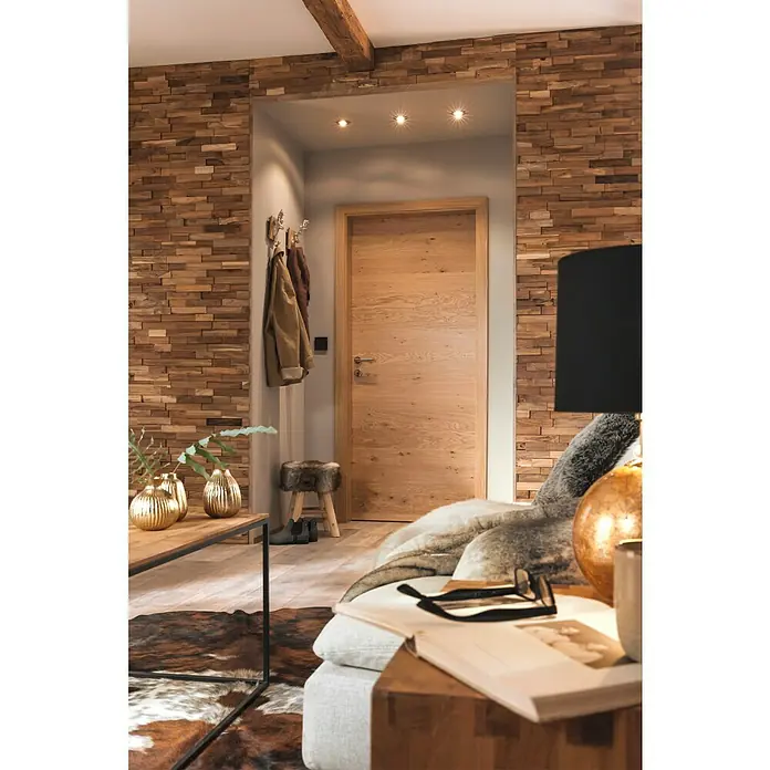 Indo Wandpaneel 3D Wall Nature - Teak, 500 x 200 x 10 mm - Einladender Eingangsbereich mit Holztür, Holzvertäfelung und stilvollen Akzenten. Die Tür ist das zentrale Element, umrahmt von warmer Holzoptik.
