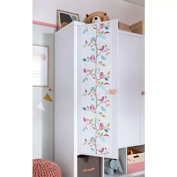 A.S. Création Designpanel pop.up - Eulen, Bunt, 35 cm x 2,5 m - Weißer Kinderschrank mit buntem Eulen- und Vogelbaum-Dekor, in einem Kinderzimmer inszeniert.