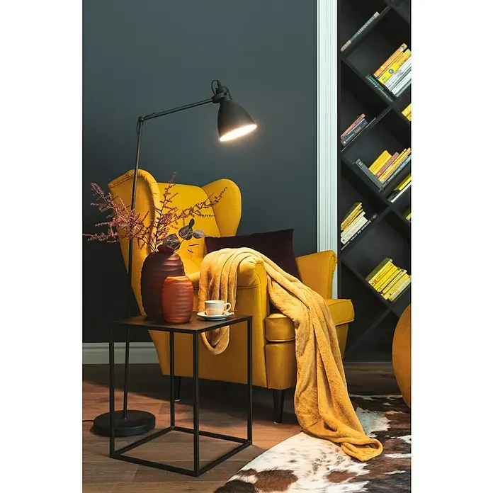 Eglo Priddy Stehleuchte Priddy - Höhe: 137 cm - Gemütliche Leseecke mit senffarbenem Sessel, Stehlampe und Beistelltisch mit Vasen. Perfekt zum Entspannen und Lesen.
