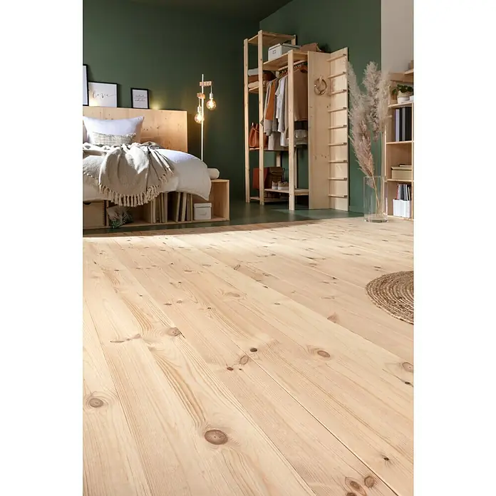 SCHÖNER WOHNEN-Farbe Wandfarbe Designfarbe - Ausgeglichenes Piniengrün, Matt, 2,5 l, Konservierungsmittelfrei - Helles Schlafzimmer mit Holzboden, Bett und offenem Kleiderschrank aus Holz. Das natürliche Design schafft eine ruhige Atmosphäre.