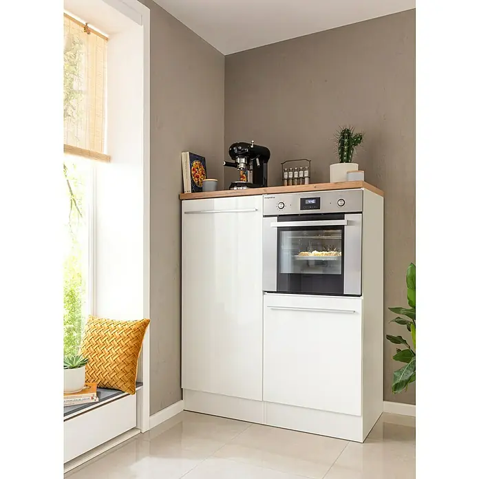 Respekta Premium Küchenzeile Gabriel - Breite: 290 cm, Weiß, Mit Elektrogeräten - Einbauküchenschrank mit Backofen und weißen Fronten, darauf stehen Kaffeemaschine und Gewürze.