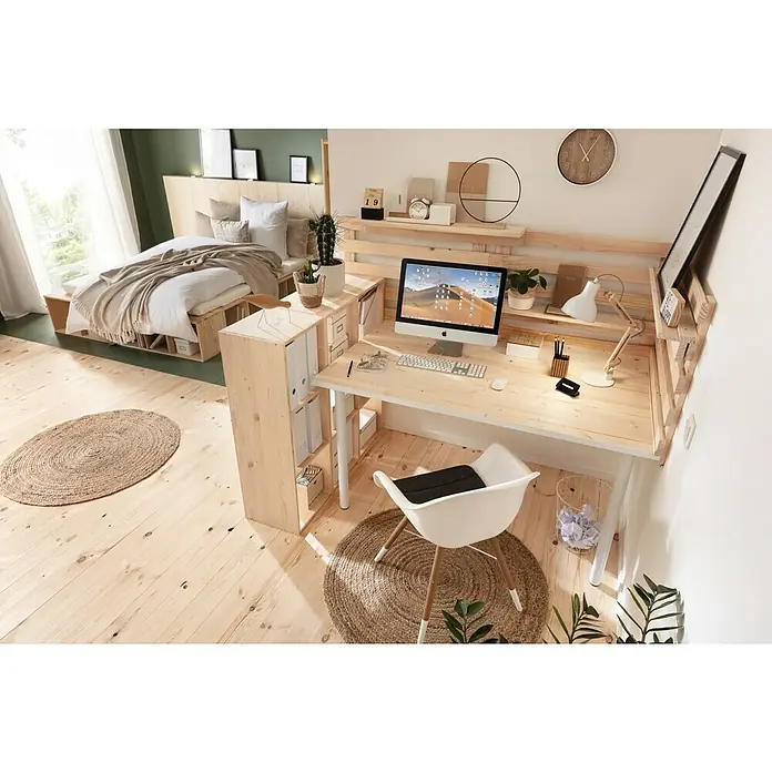 SCHÖNER WOHNEN-Farbe Wandfarbe Designfarbe - Ausgeglichenes Piniengrün, Matt, 2,5 l, Konservierungsmittelfrei - Ein helles Heimbüro mit einem Holzbett, Schreibtisch und Stuhl auf einem runden Teppich, das einladend und funktional wirkt.