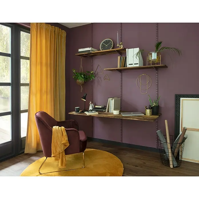 Element System Classic Wandschiene EL 32 - Länge: 95 cm, Weiß, Passend für: Träger mit Raster 32 mm, Zweilochsystem - Ein gemütliches Arbeitszimmer mit einem purpurroten Sessel auf einem gelben Teppich und einem rustikalen Holzschreibtisch mit Regalen.