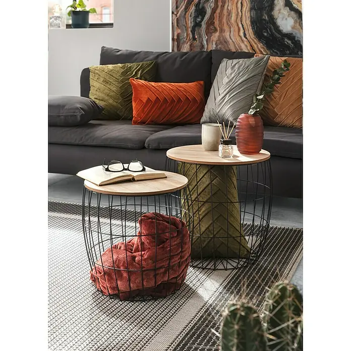 Beistelltisch - Ø x H: 30 x 32 cm, Mitteldichte Holzfaserplatte (MDF) - Das Bild zeigt zwei runde Couchtische mit schwarzen Drahtgestellen und einer Holzplatte, wobei einer eine Decke und der andere ein Kissen enthält.