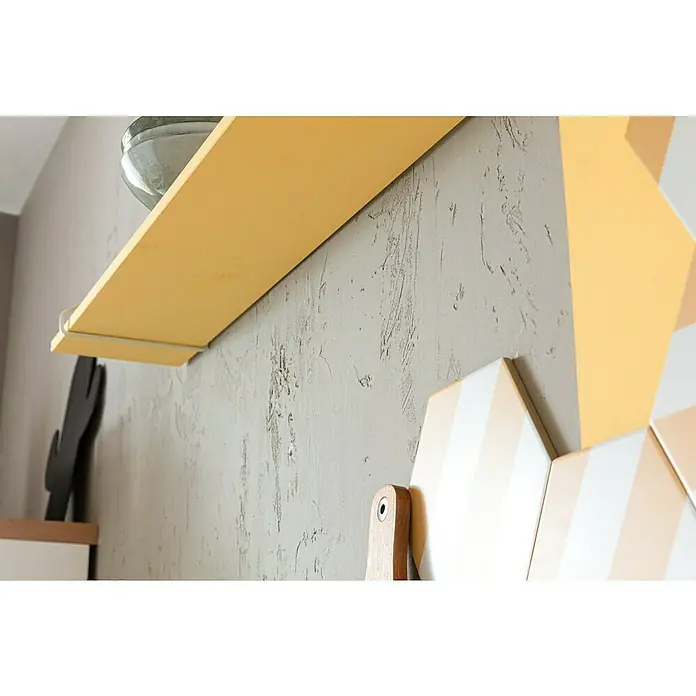 SCHÖNER WOHNEN-Farbe Trendstruktur Dekoputz-Set Sichtbeton-Optik - 3 -tlg. - Gelbes Regal mit einer Glasschale darauf, vor einer Wand mit auffälliger Textur und einigen Deko-Elementen in Gelb- und Weißtönen.
