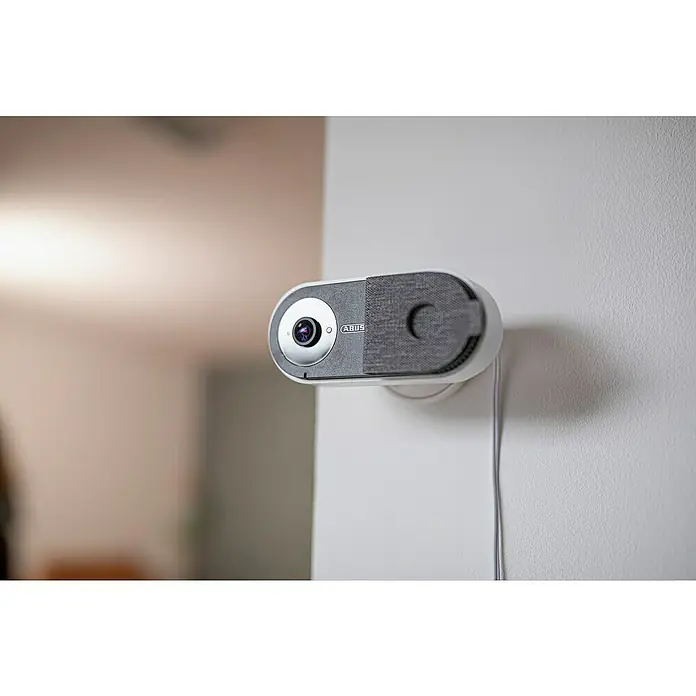 Abus Überwachungskamera Privacy - Grau, Weiß - Nahaufnahme einer ABUS Überwachungskamera, die an einer weißen Wand montiert ist, mit klarem Fokus auf Design und Funktionalität.