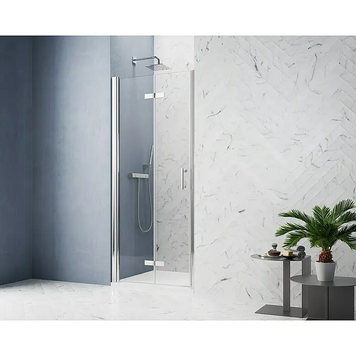 GEO Hit Pro Nischendusche B-PN400 - 80 x 202,2 cm, Beschichtet, Chrom, 6 mm, DIN Anschlag: Links - Duschkabine mit klaren Glastüren und Chromrahmen. Elegantes Design für moderne Badezimmer mit weißen Marmorwänden und Boden.
