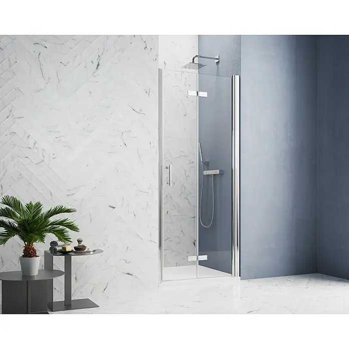 GEO Hit Pro Nischendusche B-PN400 - 80 x 202,2 cm, Beschichtet, Chrom, 6 mm, DIN Anschlag: Rechts - Elegante Duschkabine mit klappbarer Tür und Chromrahmen vor einer stilvollen Marmorwand. Moderne Badezimmergestaltung für ein luxuriöses Ambiente.