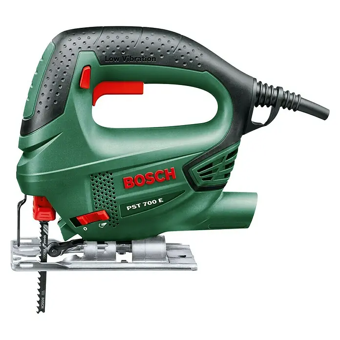 Bosch Elektro-Stichsäge PST 700 E - 500 /min - 3.100 /min, 70 mm, 500 W - Nahaufnahme einer grünen Bosch PST 700 E Stichsäge, die sich ideal zum Schneiden von Holz eignet und über eine Vibrationsfunktion verfügt.