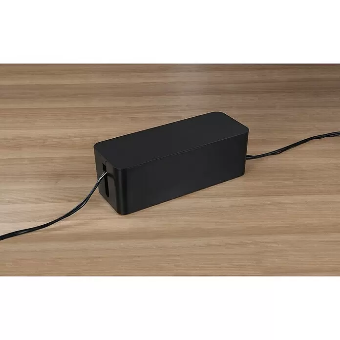 Hama Kabelbox Maxi - Schwarz, L x B x H: 40,6 x 15,6 x 13,5 cm - Schwarze Kabelmanagementbox auf Holzoberfläche, ordentlich Kabel ein- und ausgehend organisierend.