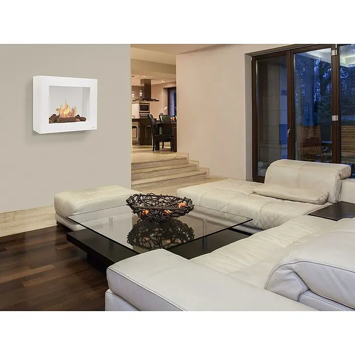 Purline Chimenea de bioetanol Bestbio W - 20 x 70 x 60 cm, Blanco - Un salón moderno con una elegante chimenea blanca en la pared, creando un ambiente acogedor.