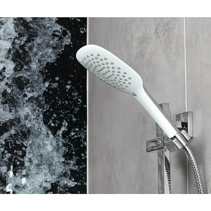 Mixomat Brausegarnitur Gulfoss - Art Strahl: Sanfter Duschregen, Chrom/Weiß - Nahaufnahme eines modernen, verchromten Duschkopfes an einer grauen Wand, der ein elegantes Badezimmerdesign hervorhebt.