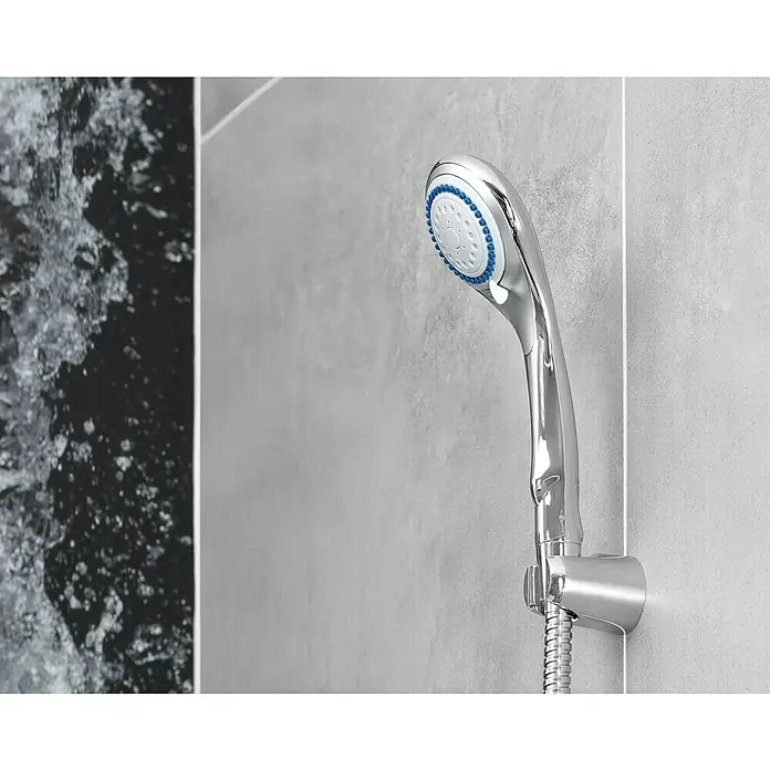 Brause-Set - Anzahl Strahlarten: 3 Stk., Weiß/Rot - Nahaufnahme eines verchromten Duschkopfs mit blau-weißen Akzenten an einer grauen Wand. Modernes Baddesign.