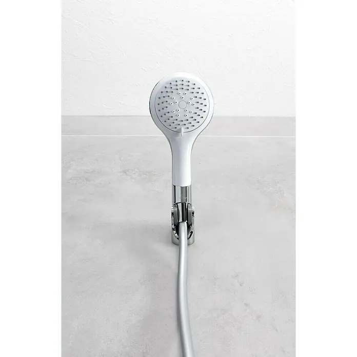 Camargue Brause-Set Guarizzas - Anzahl Strahlarten: 5 Stk., Chrom/Weiß - Nahaufnahme eines modernen weißen Duschkopfes mit Chromdetails und einem flexiblen Schlauch auf einem grauen Untergrund.