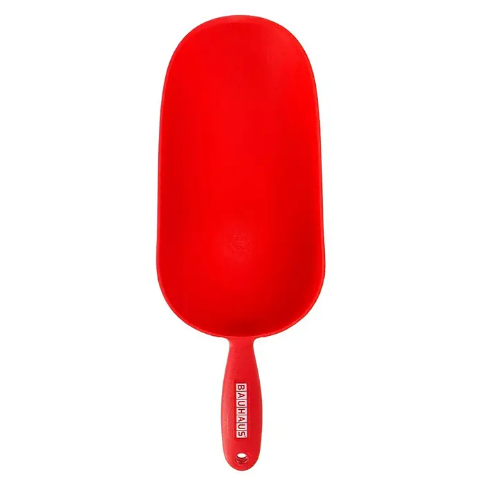 BAUHAUS Schaufel XXL - 12 cm, Rot - Rote Kunststoffschaufel mit "BAUHAUS"-Logo auf dem Griff, ideal zum Schöpfen von Eiswürfeln oder Tierfutter, robust und leicht zu reinigen.