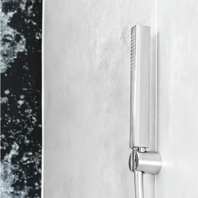 Camargue Brause-Set Glymur - Anzahl Strahlarten: 1 Stk., Chrom - Nahaufnahme einer eleganten Handbrause mit quadratischem Design, die an einer stilvollen, grauen Badezimmerwand befestigt ist.