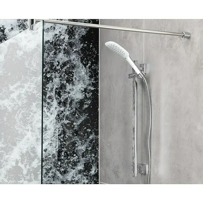 Mixomat Brausegarnitur Gulfoss - Art Strahl: Sanfter Duschregen, Chrom/Weiß - Detaillierte Ansicht einer Duschkabine mit Handbrause und einer Wand, die mit Wasserfallmotiven dekoriert ist.