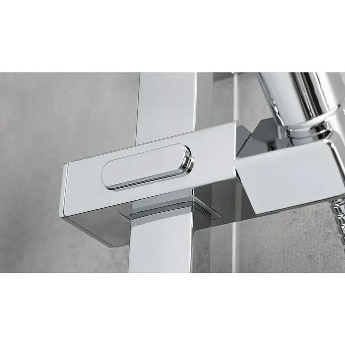 Mixomat Brausegarnitur Laksfors - Art Strahl: Sanfter Duschregen, Chrom - Nahaufnahme einer glänzenden, modernen Duscharmatur aus Chrom, die Design und Funktionalität im Badezimmer vereint.