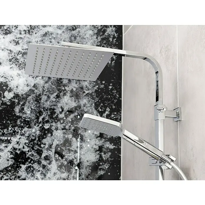 Camargue Duschsystem Arizona - Mit Thermostatarmatur, Anzahl Strahlarten: 3 Stk., Chrom - Moderne Duschgarnitur mit Kopf- und Handbrause in Chrom-Optik vor einem Hintergrund mit Wassertextur.