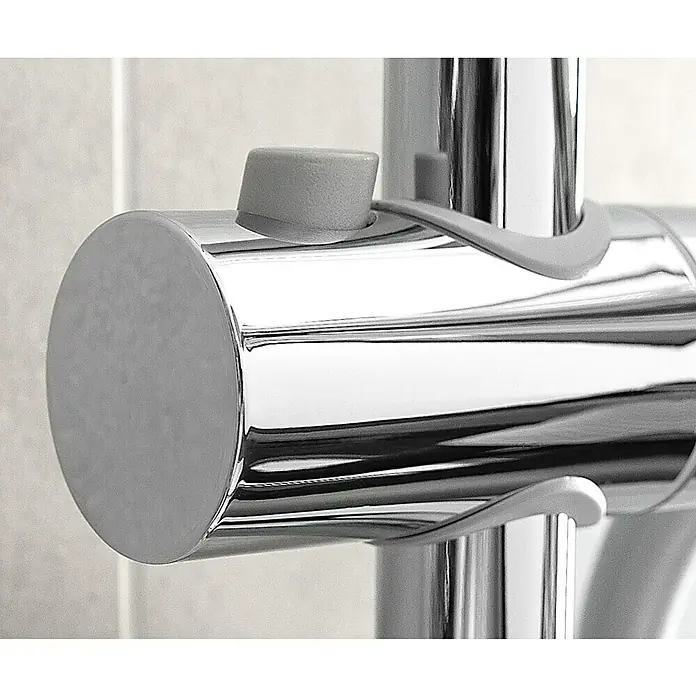 Camargue Duschsystem Los Angeles - Mit Thermostatarmatur, Anzahl Strahlarten: 3 Stk., Chrom - Nahaufnahme einer glänzenden Duscharmatur mit einem grauen Knopf zur Steuerung des Wasserflusses, die moderne Badästhetik betont.