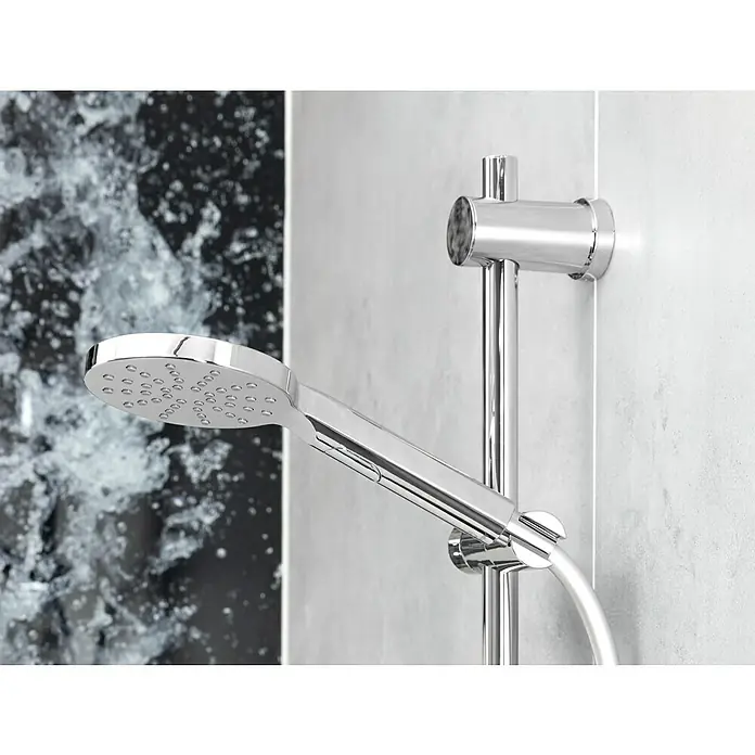 Camargue Brausegarnitur Selfoss - Anzahl Strahlarten: 3 Stk., Chrom - Nahaufnahme einer modernen Chrom-Handbrause mit Wandhalterung vor einem grauen Hintergrund.