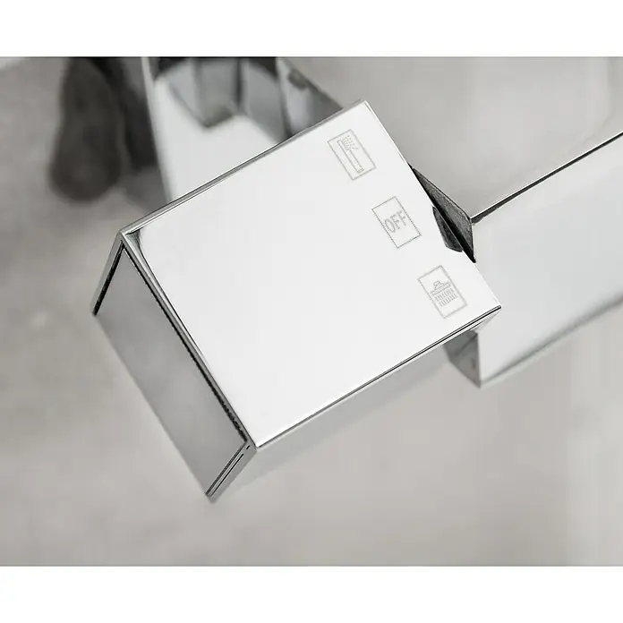 Camargue Duschsystem Arizona - Mit Thermostatarmatur, Anzahl Strahlarten: 3 Stk., Chrom - Nahaufnahme eines modernen, glänzenden Wasserhahns mit Symbolen für Handbrause, Aus und Kopfbrause. Das Design ist minimalistisch und elegant.