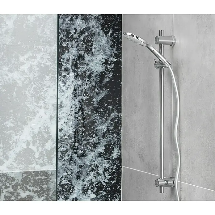 Camargue Brausegarnitur Gratl - Anzahl Strahlarten: 3 Stk., Chrom - Duscharmatur aus Chrom mit Brauseschlauch und Wandhalterung vor grauem und Wasserfall-Muster-Hintergrund.