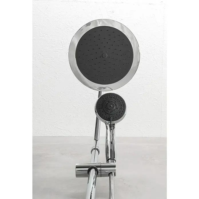 Mixomat Duschsystem Dallas - Mit Umsteller, Lochabstand: 69,5 cm - 70 cm, Anzahl Strahlarten: 5 Stk., Chrom/Anthrazit - Naheaufnahme eines modernen Duschkopfsets mit zwei runden Köpfen und glänzenden Chromdetails vor einer schlichten, weißen Wand.