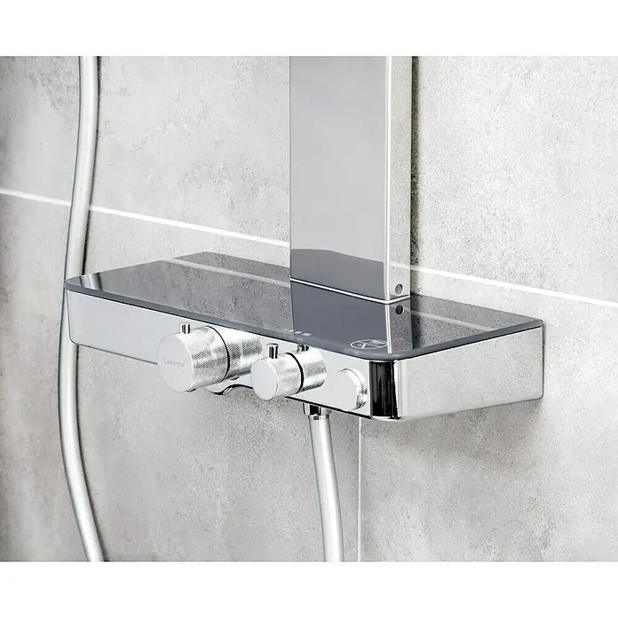 Camargue Duschsystem San Diego - Mit Thermostatarmatur, Chrom/Anthrazit - Nahaufnahme einer modernen Camargue Duscharmatur mit glänzenden Chromoberflächen und einem eleganten Design vor grauem Hintergrund.