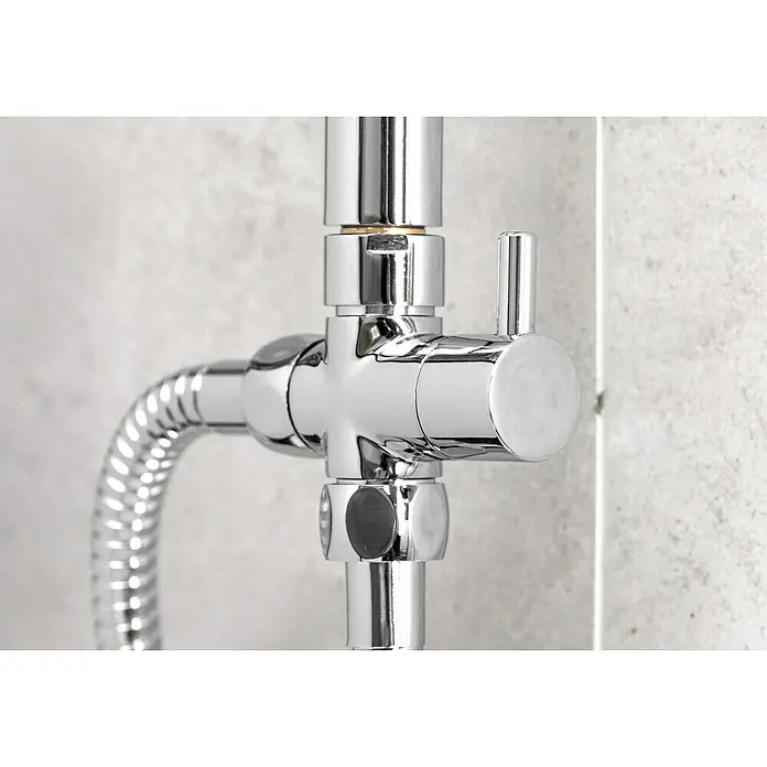 Mixomat Duschsystem Boston - Anzahl Strahlarten: 1 Stk., Chrom - Nahaufnahme einer glänzenden Chrom-Duscharmatur mit Schlauch und Hebel zur Steuerung des Wassers. Elegantes Design für moderne Badezimmer.