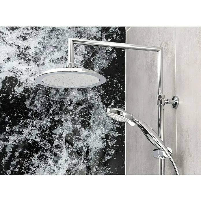 Mixomat Duschsystem Denver - Mit Umsteller, Lochabstand: 67 cm, Anzahl Strahlarten: 5 Stk., Chrom/Weiß - Ein moderner Duschkopf mit Handbrause in Chromoptik vor einem Hintergrund mit Wassermotiv, der das Duscherlebnis hervorhebt.