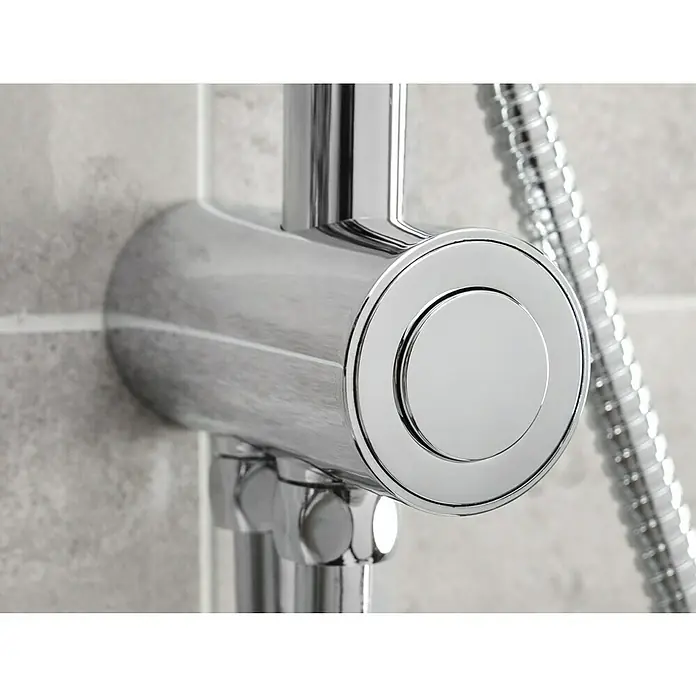 Mixomat Duschsystem Dallas - Mit Umsteller, Lochabstand: 69,5 cm - 70 cm, Anzahl Strahlarten: 5 Stk., Chrom/Anthrazit - Nahaufnahme eines glänzenden Duschkopfes aus Chrom, der an einer Badezimmerwand befestigt ist.