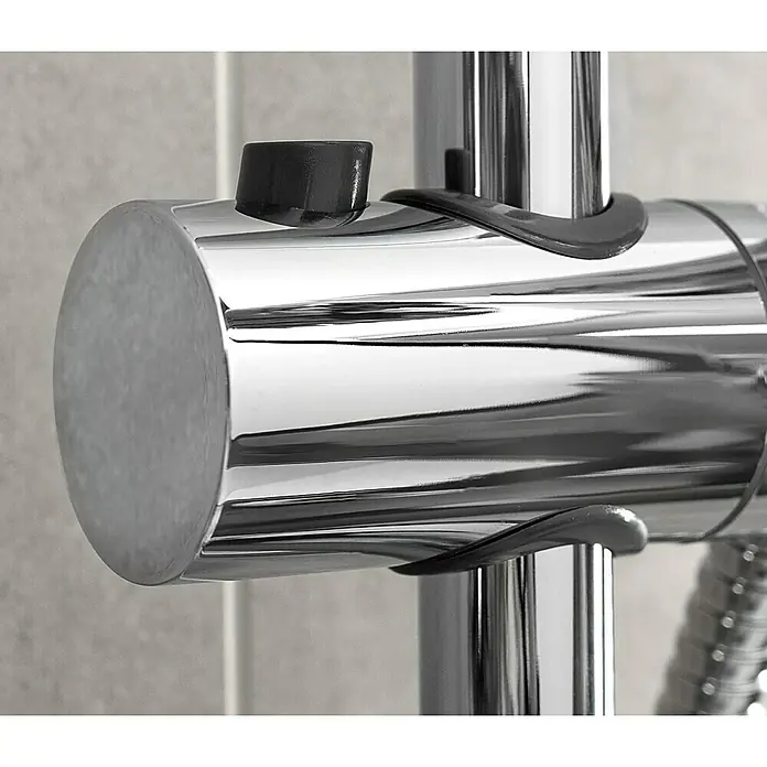 Mixomat Duschsystem Dallas - Mit Umsteller, Lochabstand: 69,5 cm - 70 cm, Anzahl Strahlarten: 5 Stk., Chrom/Anthrazit - Nahaufnahme eines verchromten Duschstangenreglers mit schwarzem Knopf. Ideal für moderne Badezimmerdesigns.
