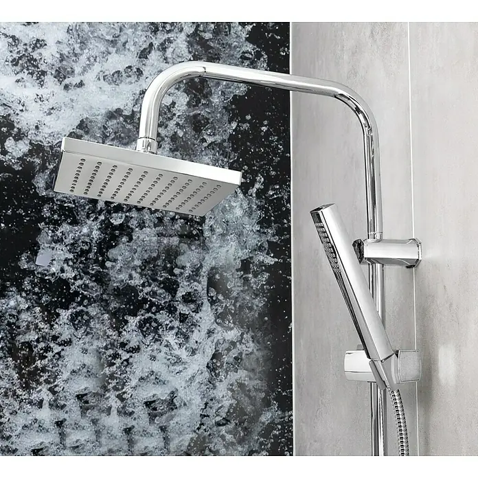 Mixomat Duschsystem Boston - Anzahl Strahlarten: 1 Stk., Chrom - Nahaufnahme eines modernen Duschsets mit Kopf- und Handbrause in Chromoptik vor dekorativen Wandpaneelen.